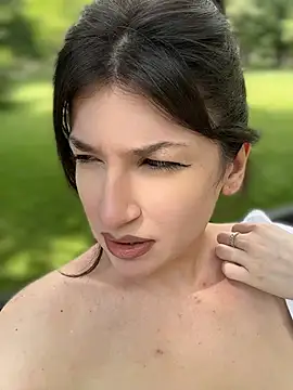 ScarletBloom_ live webcam