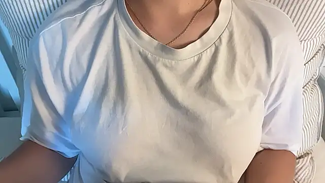 Lucyschickt Live Web Cam Show