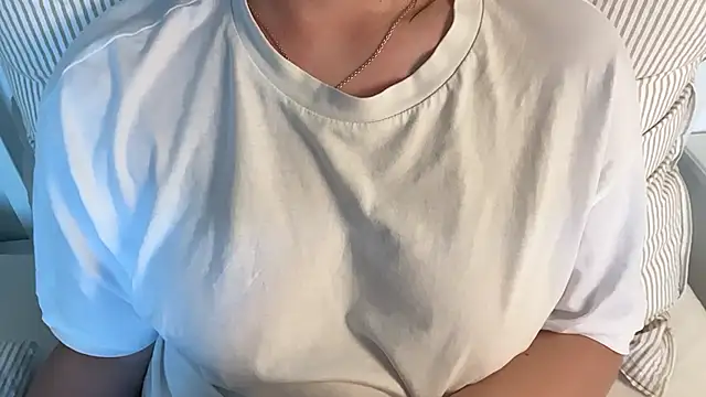 Lucyschickt Live Web Cam Show