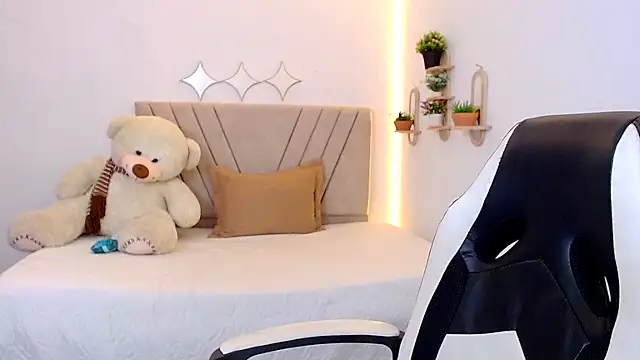zara_cute live cam on StripChat