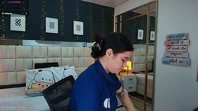 emmy_wattsoon live cam on StripChat