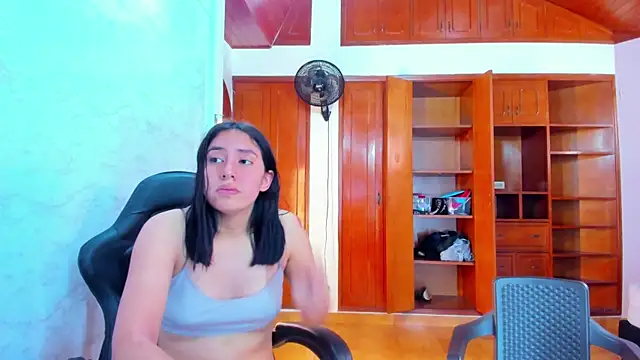 Soffy_and_Emily live cam on StripChat