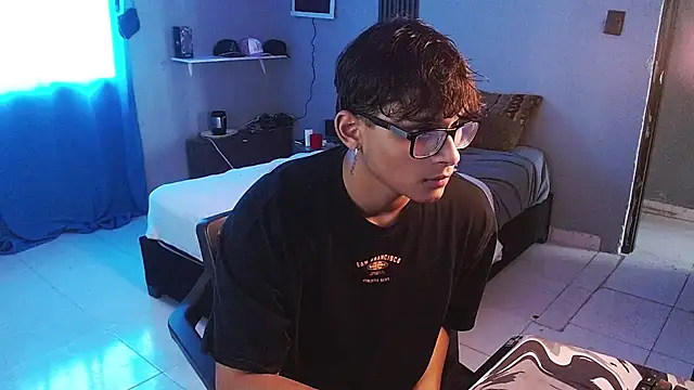 Mr_yisuzz live cam on StripChat