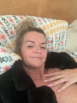 Holly-BlondeMILF44 live cam on StripChat