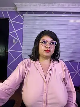 MiiaaJoness webcam