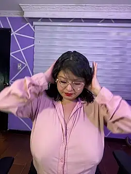 MiiaaJoness webcam