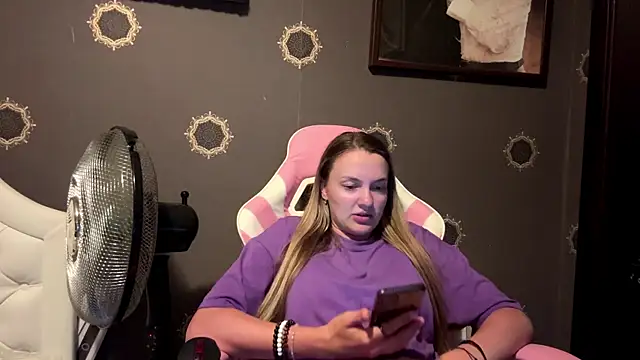 NoreenBunton live cam on StripChat