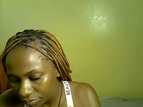 Pearl_petite webcam
