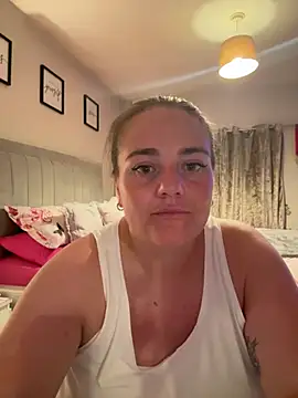 Bustygem_ live webcam
