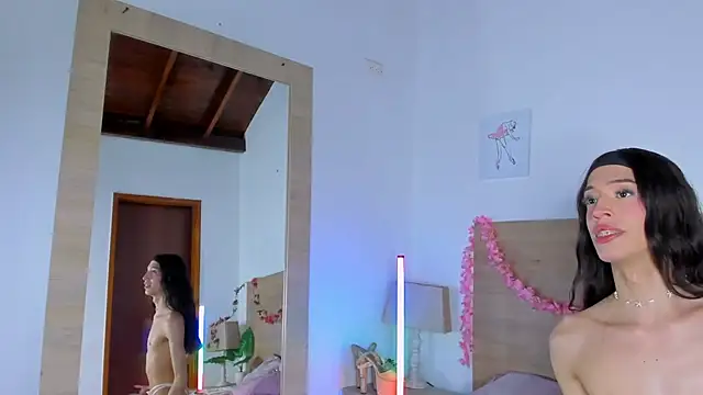 LaraRous webcam