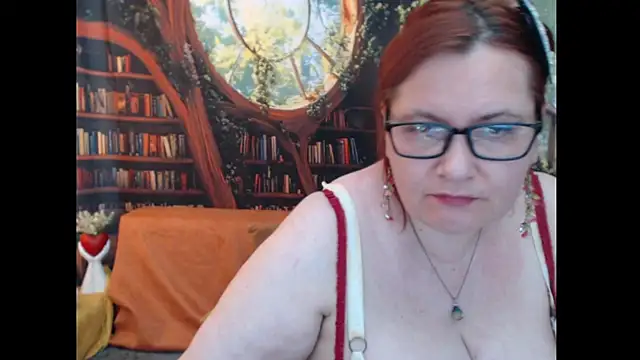 PlayfullMature webcam