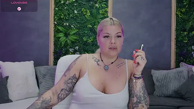 Issa_Jo webcam