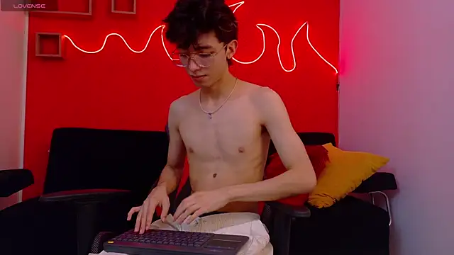 Twink_Sebas7 live cam on StripChat