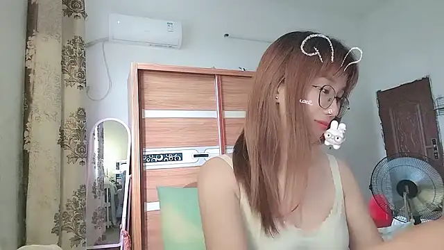 lili_666 (F young) - 赞助一台苹果手机可以去户外直播😍