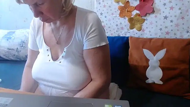 QueenLana webcam