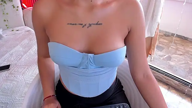 CarolineFyre webcam