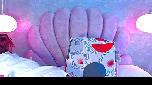 Bella-Sanders webcam