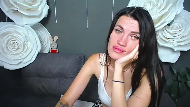 MilaLoona webcam