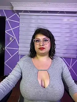 MiiaaJoness webcam
