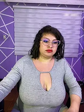 MiiaaJoness webcam