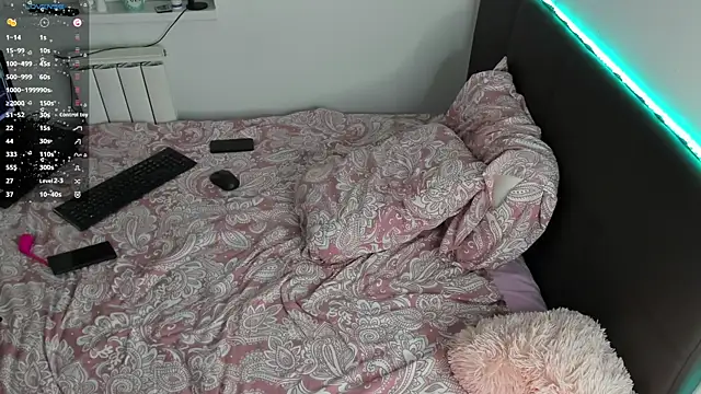 AlicePlushWhispers webcam