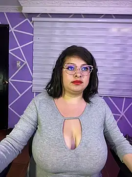 MiiaaJoness webcam