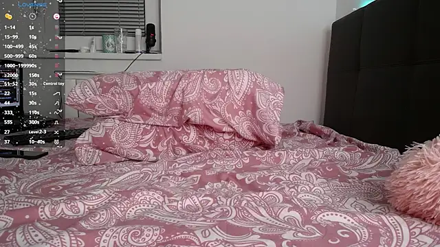AlicePlushWhispers webcam