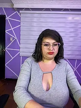 MiiaaJoness live cam on StripChat