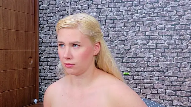 CuteBlondeMe webcam