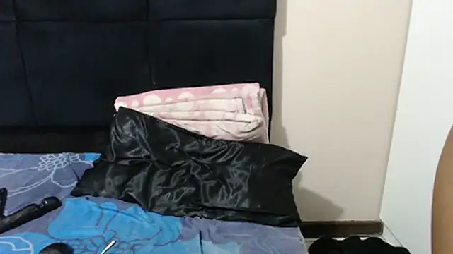 SweetHotBabby18 webcam