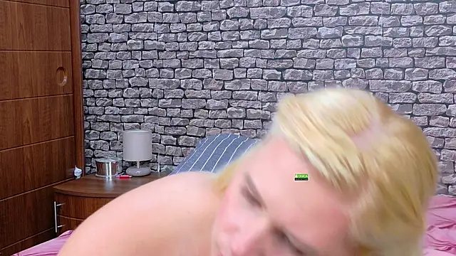 CuteBlondeMe webcam