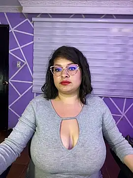 MiiaaJoness webcam