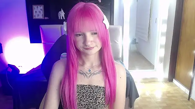 _charlotte_collins_ (F teen) - show my tits<3