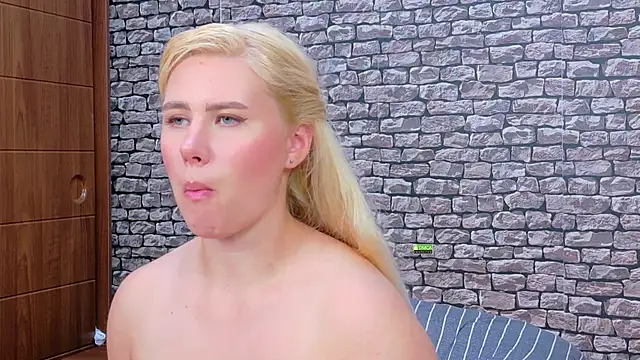 CuteBlondeMe webcam