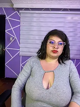 MiiaaJoness webcam