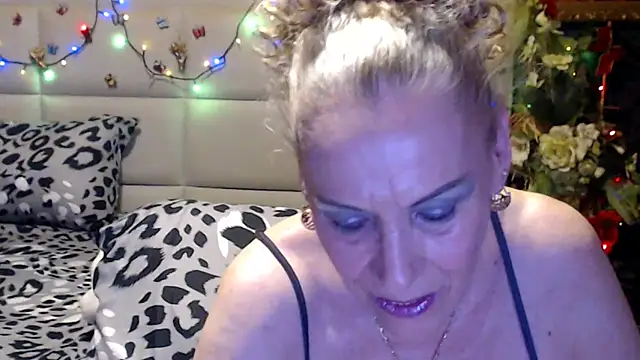 HappyWomanOn webcam