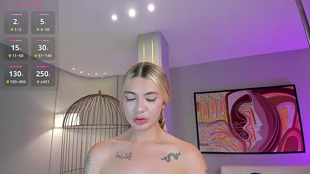 NiaHolland webcam