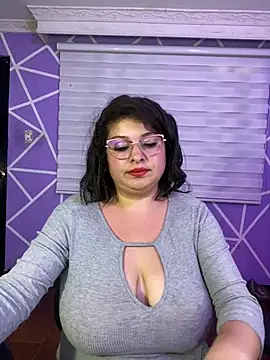 MiiaaJoness webcam