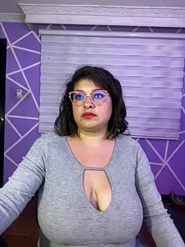 MiiaaJoness webcam