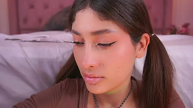 Honeyymoonn_ webcam