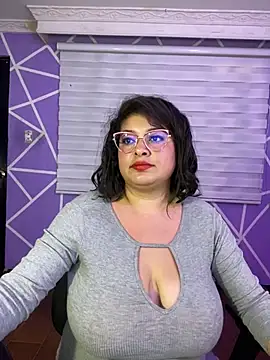 MiiaaJoness webcam