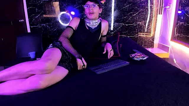 Adrian_Wolf live cam on StripChat