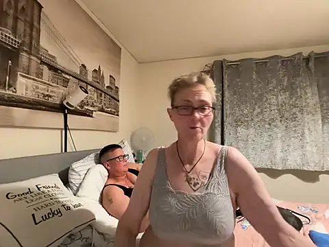 Curvy-Jinx live webcam