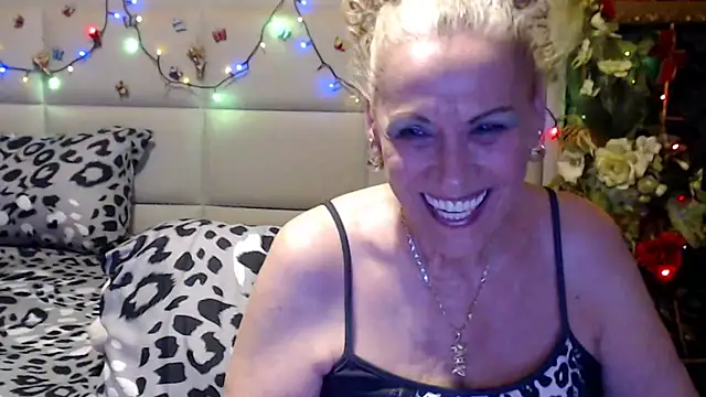 HappyWomanOn webcam
