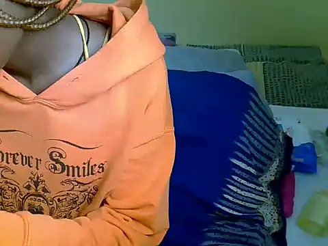 Pearl_petite webcam