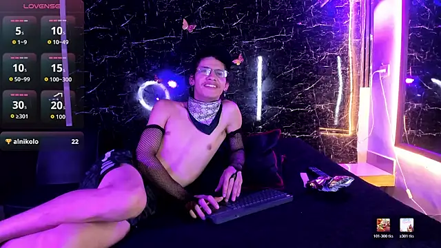 Adrian_Wolf live cam on StripChat