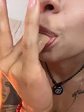 celeste_amber (F young) - Rub my clit close up 😈