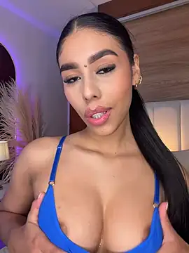 Rossie_Blooms Live Webcam on Stripchat
