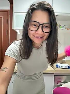 ruanruan05 (F young) - Oli on boobs