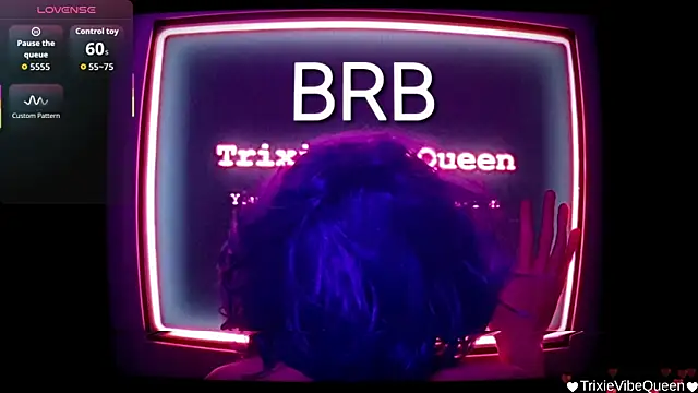 TrixieVibeQueen live cam on StripChat